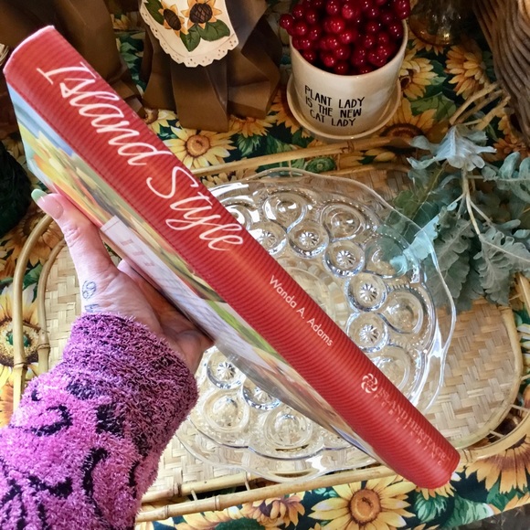 Entertaining Island Style: 101 Great Recipes and Tips from Hawaii Cookbook - Picture 11 of 11